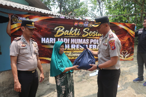 Sambut HUT ke-75 Humas Polri, Polres Lebak Bagikan Paket Sembako kepada Warga Rangkasbitung