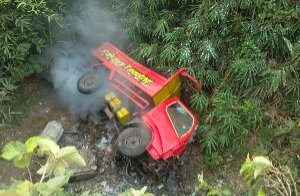 Dump Truck Diduga Rem Blong di Bojongmanik, Tabrak Tugu Jembatan lalu Terjun ke Jurang